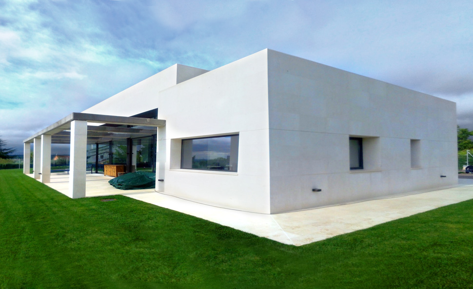 Descubre la elegancia contemporánea y la funcionalidad excepcional de esta vivienda unifamiliar aislada en Madrid, diseñada por el renombrado estudio de arquitectura Rioja Arquitectos, con sede en Talavera de la Reina. La fachada, revestida en exquisita piedra caliza, exhibe una fusión armoniosa entre la tradición y la modernidad. La residencia, de una sola planta, cuenta con un porche trasero que se abre hacia una espectacular piscina privada y un extenso jardín, creando un oasis de tranquilidad en la prestigiosa urbanización de Santo Domingo en Madrid. Los grandes ventanales permiten una conexión fluida entre los espacios interiores y exteriores, inundando la vivienda con luz natural y ofreciendo vistas panorámicas del entorno. La cubierta transitable no solo añade un toque contemporáneo al diseño, sino que también proporciona un espacio adicional para disfrutar de las impresionantes vistas de Madrid. Esta propiedad refleja el compromiso de Rioja Arquitectos con la excelencia en el diseño y la calidad de vida. Descubre la esencia de la arquitectura moderna y la comodidad sin igual en esta residencia única, diseñada para satisfacer las más altas expectativas. Para más información sobre nuestros proyectos en Madrid y alrededores, visita Rioja Arquitectos.